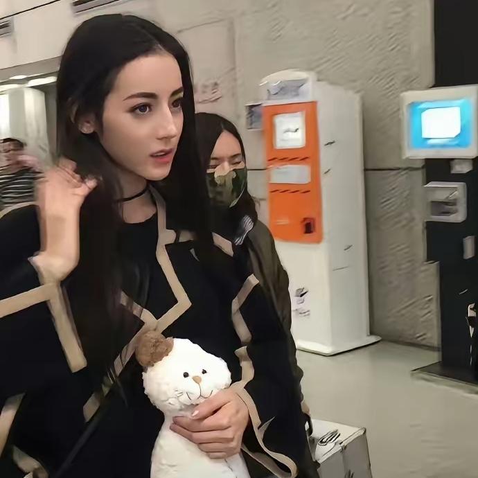 热巴平安回来了，
经此一事，
她以后出国大概率再也不会选转机航班了。
 
   