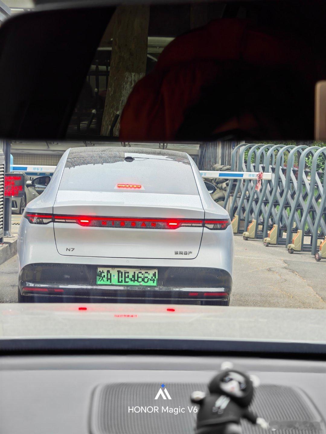 年轻人多的小区就是好各种新车都有日产N7极氪9X问界M9智己LS9……网上的热门