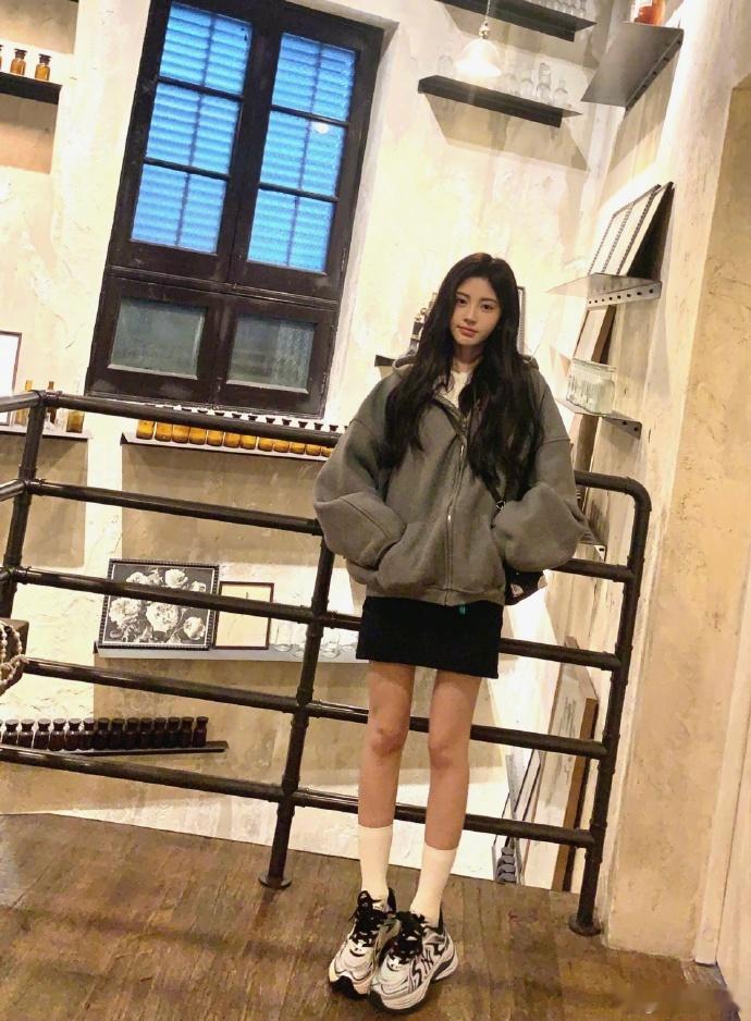 #鞠婧祎灰色卫衣# ​​​#鞠婧祎反季节穿搭plog# 鞠婧祎用灰色卫衣和黑色短