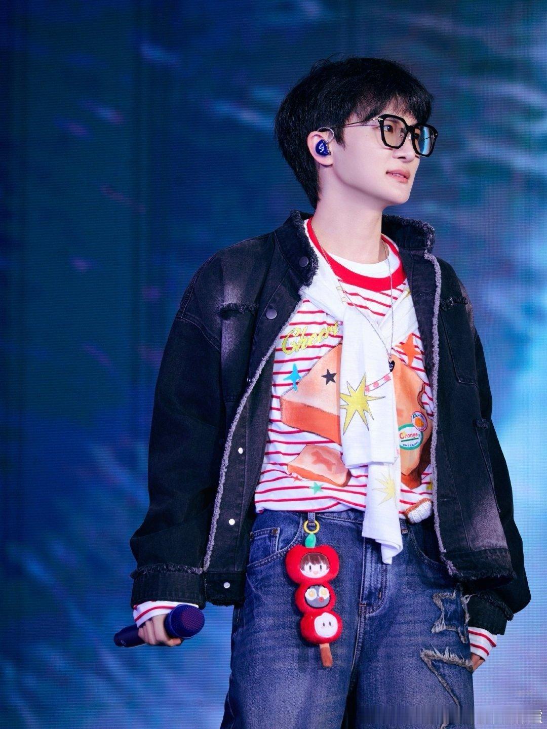 周深脱口而出肉麻了30秒 周深香港演唱会甜度超标！唱着歌突然告白粉丝“宝贝”，下