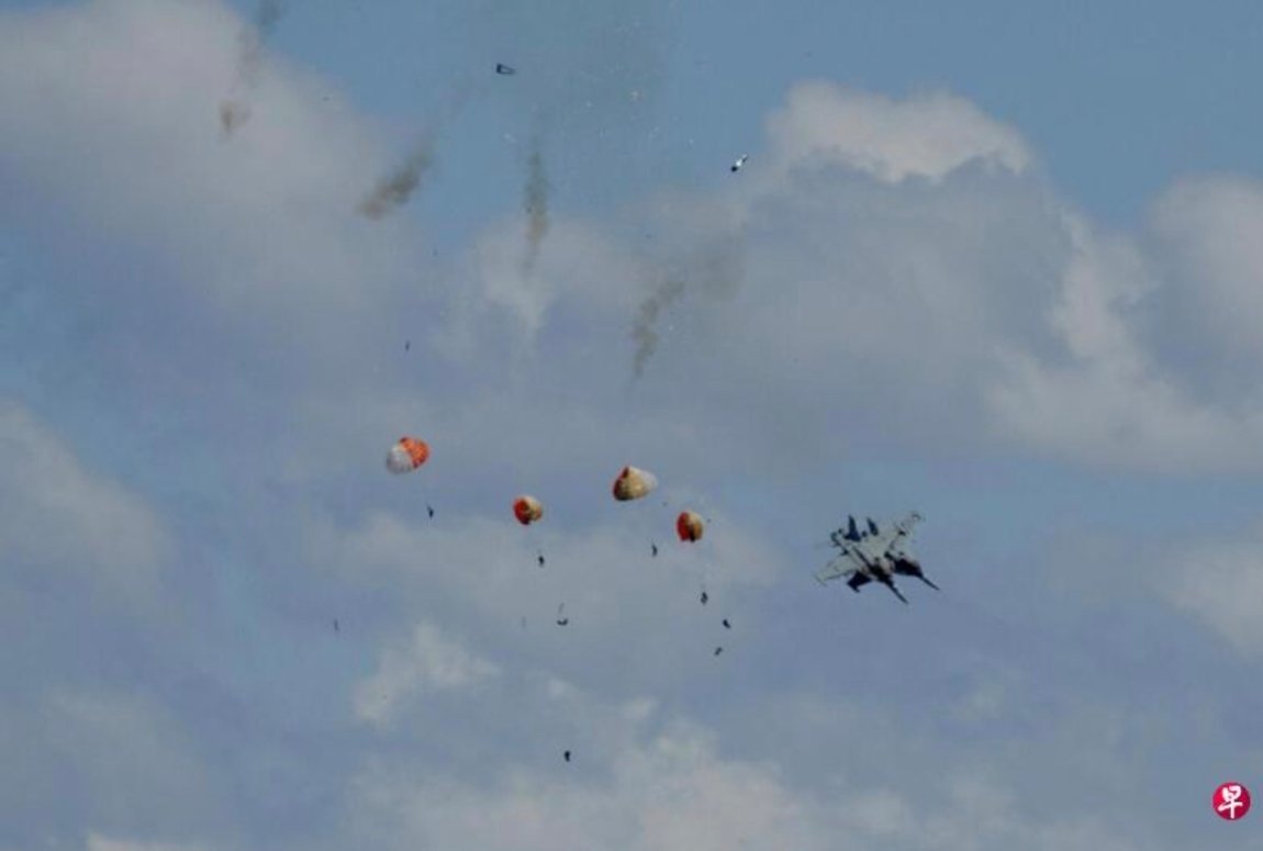 寰球镜头美国爱达荷州芒廷霍姆空军基地星期天（5月17日）举行飞行表演时，两架军机