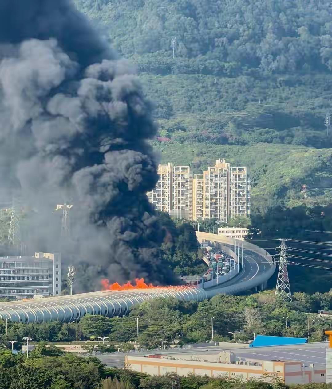 三车擦碰，一车起火，引燃了隧道前的隔音棚，图片和视频传遍全网。5月27日下午17