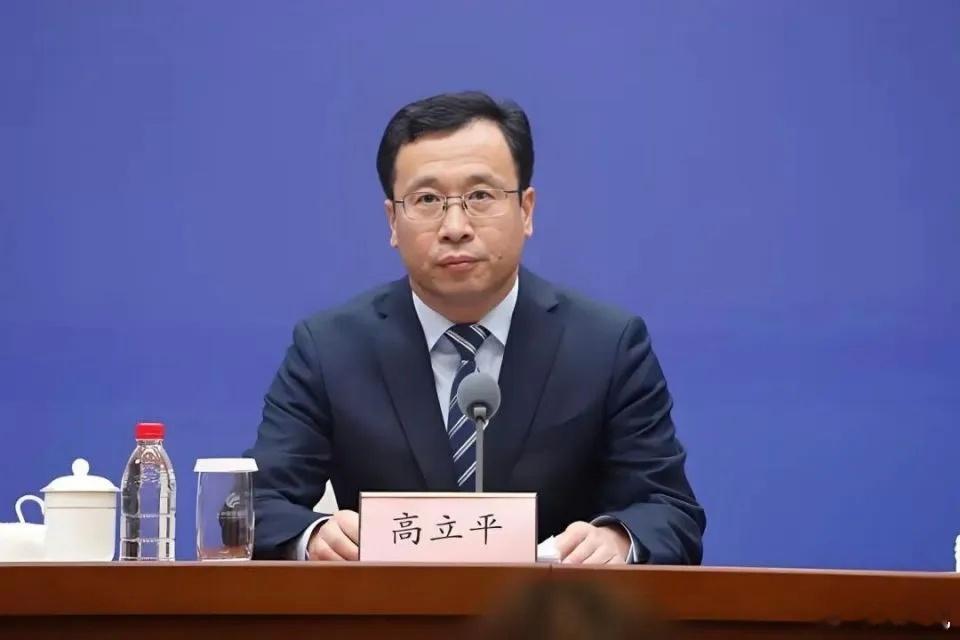 昨天，山东港集团召开干部大会，才干了三个多月的总经理高立平升任董事长，霍高原卸任