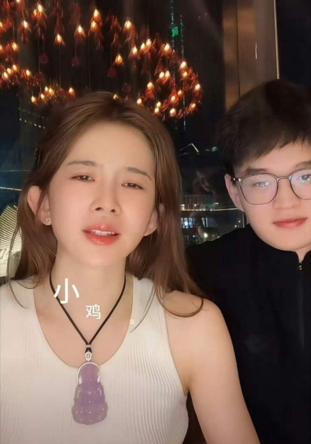 赵樱子官宣小12岁男友赵樱子直播高调官宣小12岁圈外男友！被送五件貂皮宠成公主，