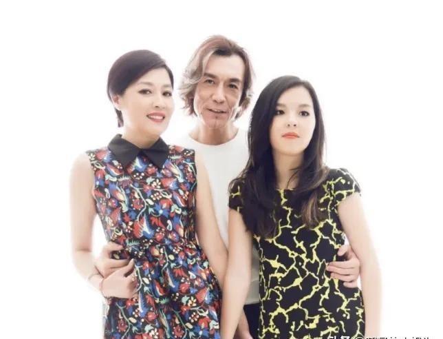 2018年，50岁的李咏病重，他向妻子提出三点要求：一，直接安葬在美国，不回国；