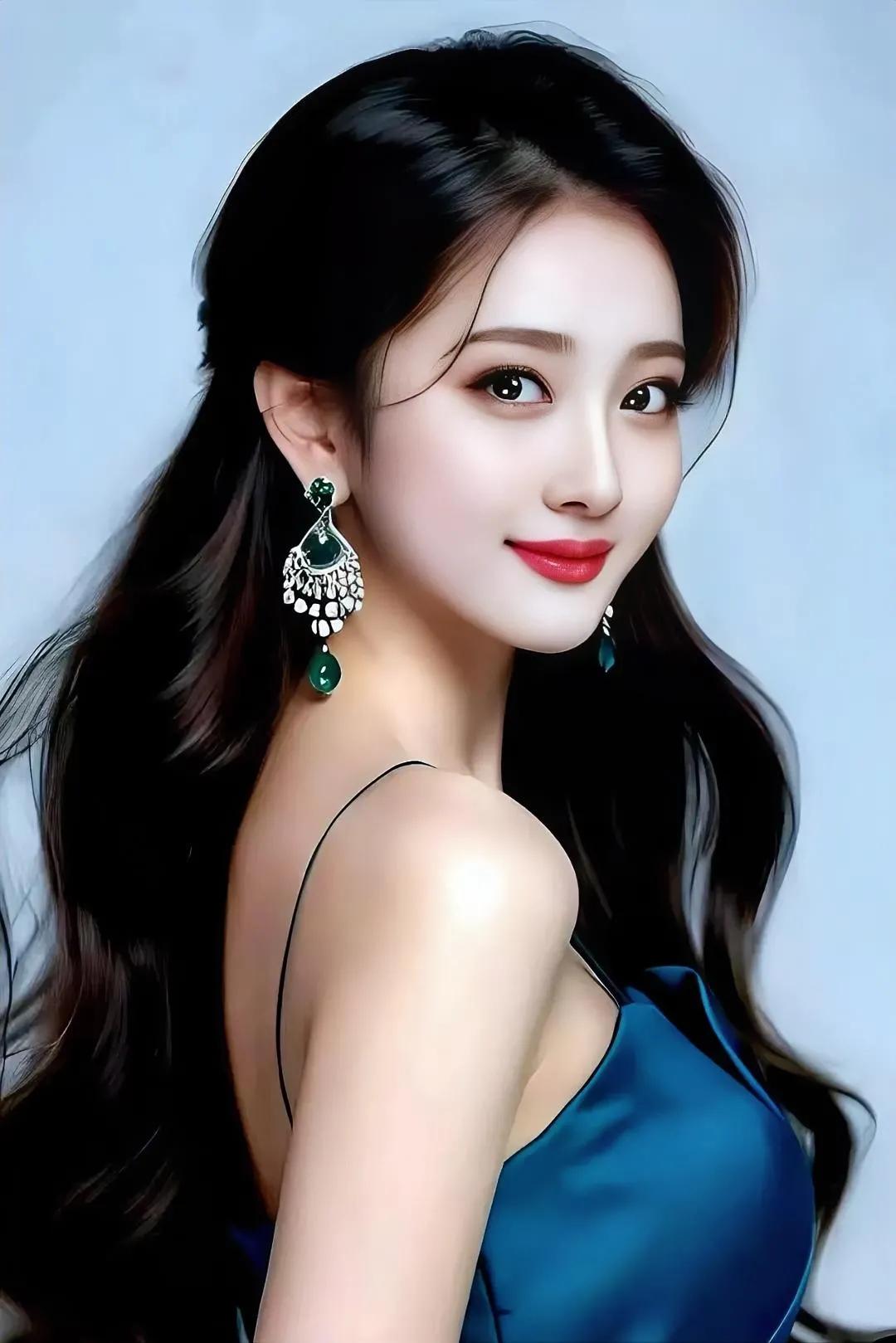 青丝垂耳畔，绿珠映眼眸。云鬓香腮淡淡妆 美人脸相思愁 相思遥祝她铮铮 也自相思长