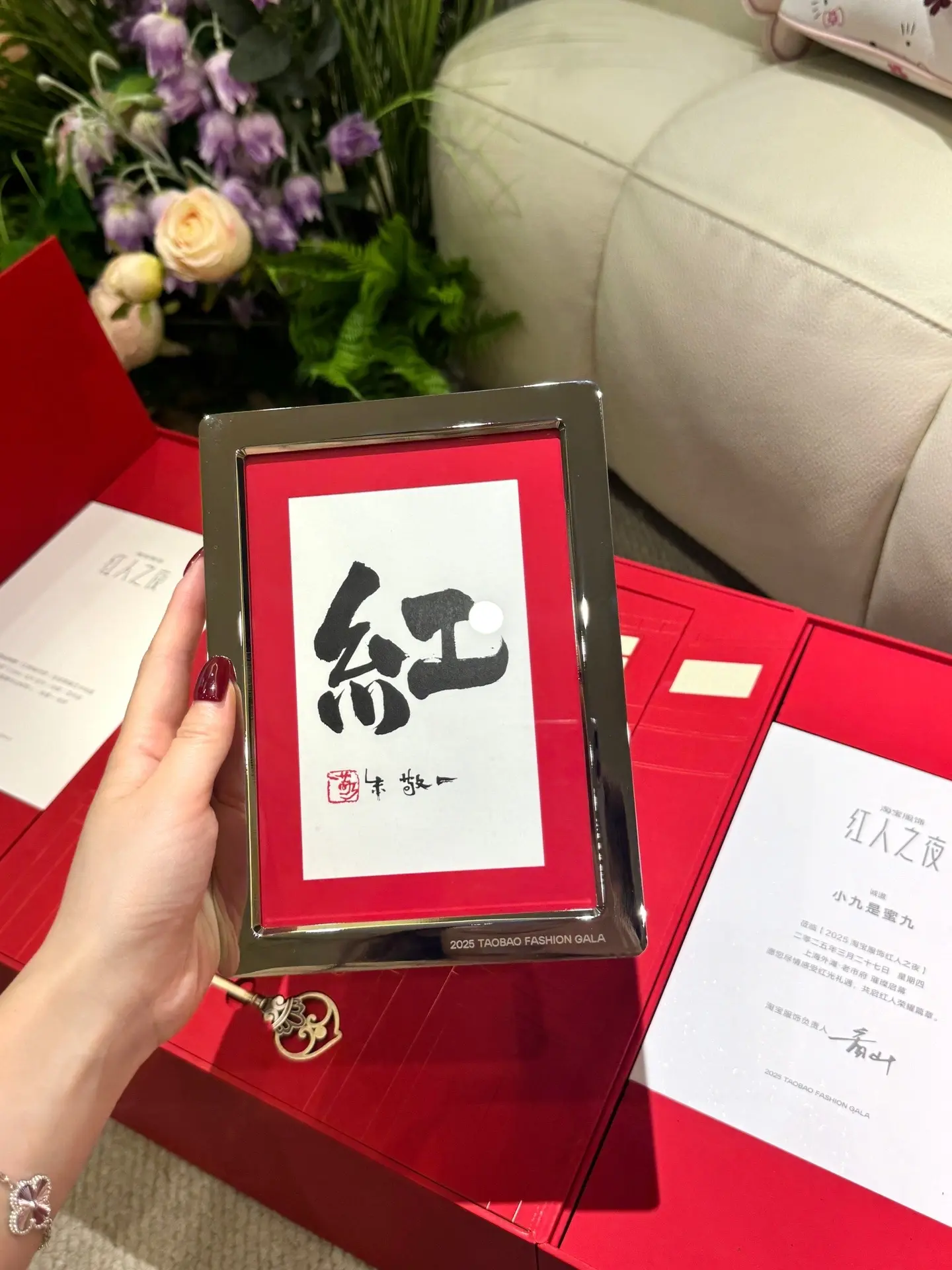 今天收到一份特别邀请 老婆们帮我选选礼服。要去走红毯了 期待3/17我们一起见证