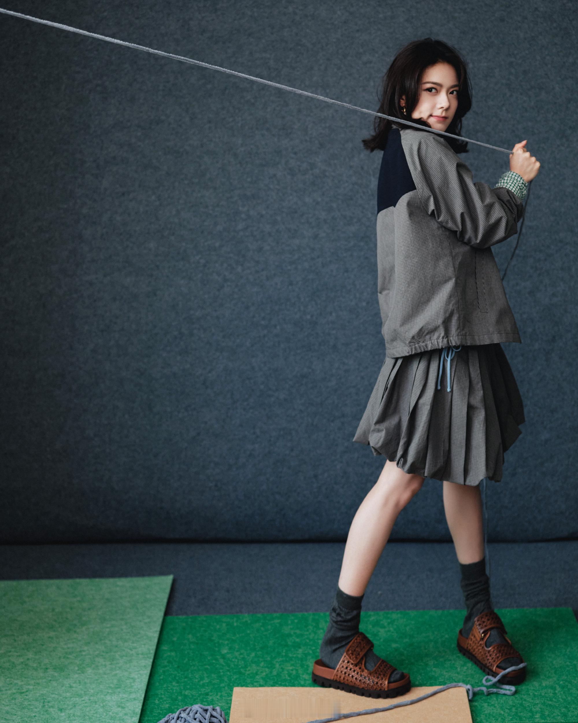 制服短裙活泼灵动、尽显少女俏皮——赵今麦。每日明星美图分享 另外翘楚热度 它真热