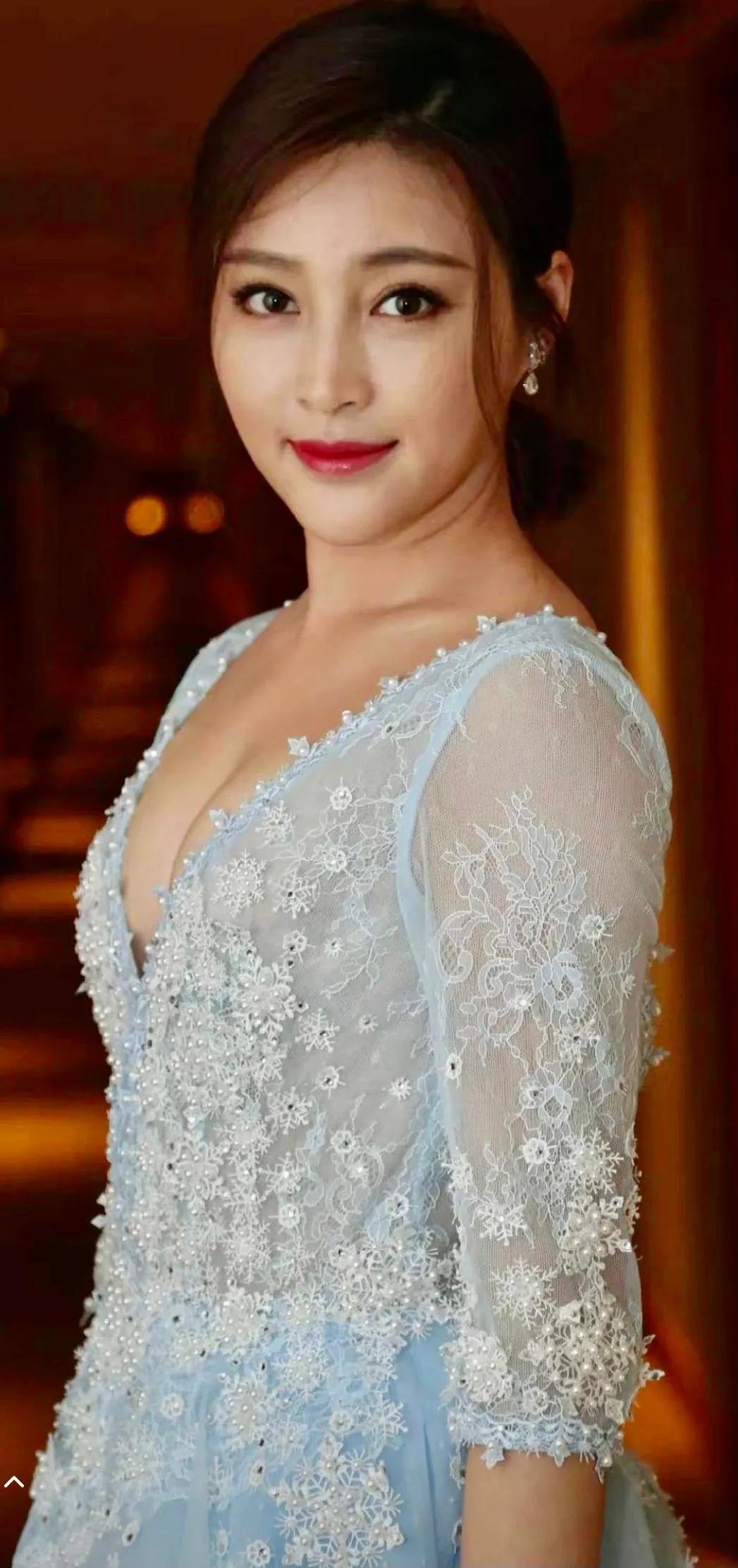 甘婷婷
安徽省的大美女、温柔、贤惠，让人感到很温暖！