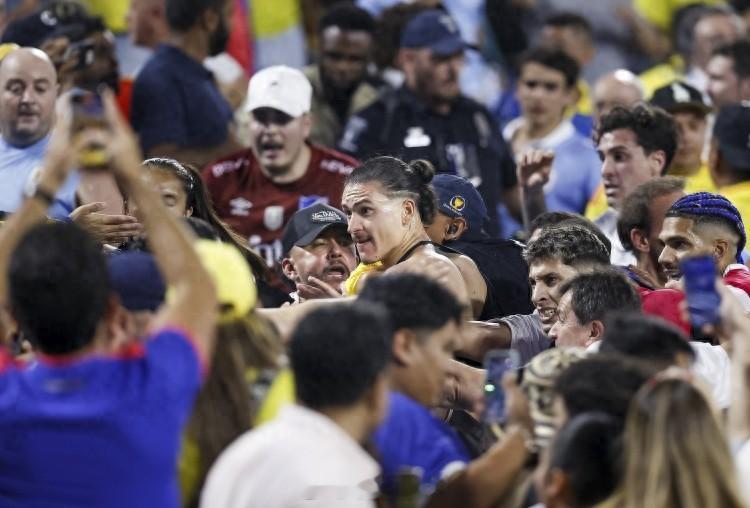 #乌拉圭11名球员或遭处罚# 7月12日讯 据记者Rodrigo Romano消