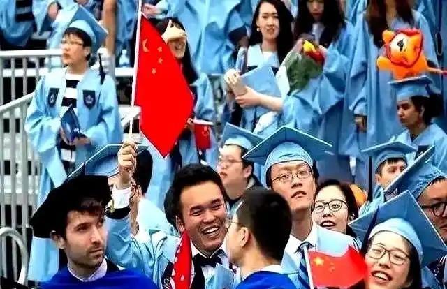 美国人曾一针见血：“如果中国真的那么好，为啥还有大批人移民到美国？”中国人移民美