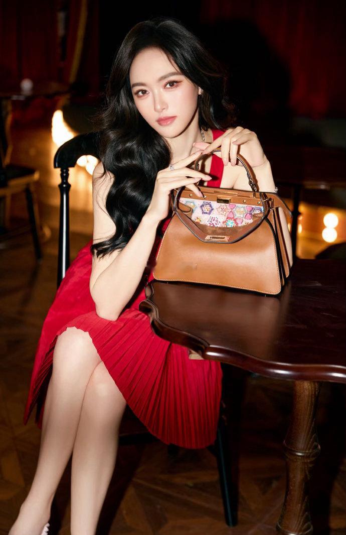 唐嫣红裙利落大气的红裙剪裁，完美勾勒优美体态，优雅肩颈线条格外吸睛，身姿端庄大方