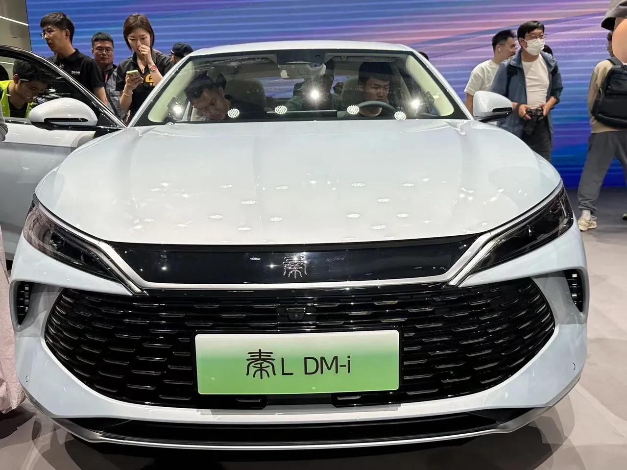 比亚迪秦L 首搭第五代DM-i插混，定位在秦PLUS和汉之间，基于代号为P5的全