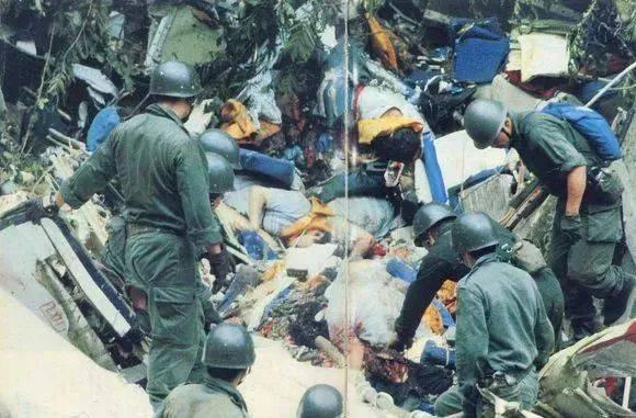 1985年，一架满载524人的日航客机飞行途中，垂直尾翼脱落，失去控制。日本自卫