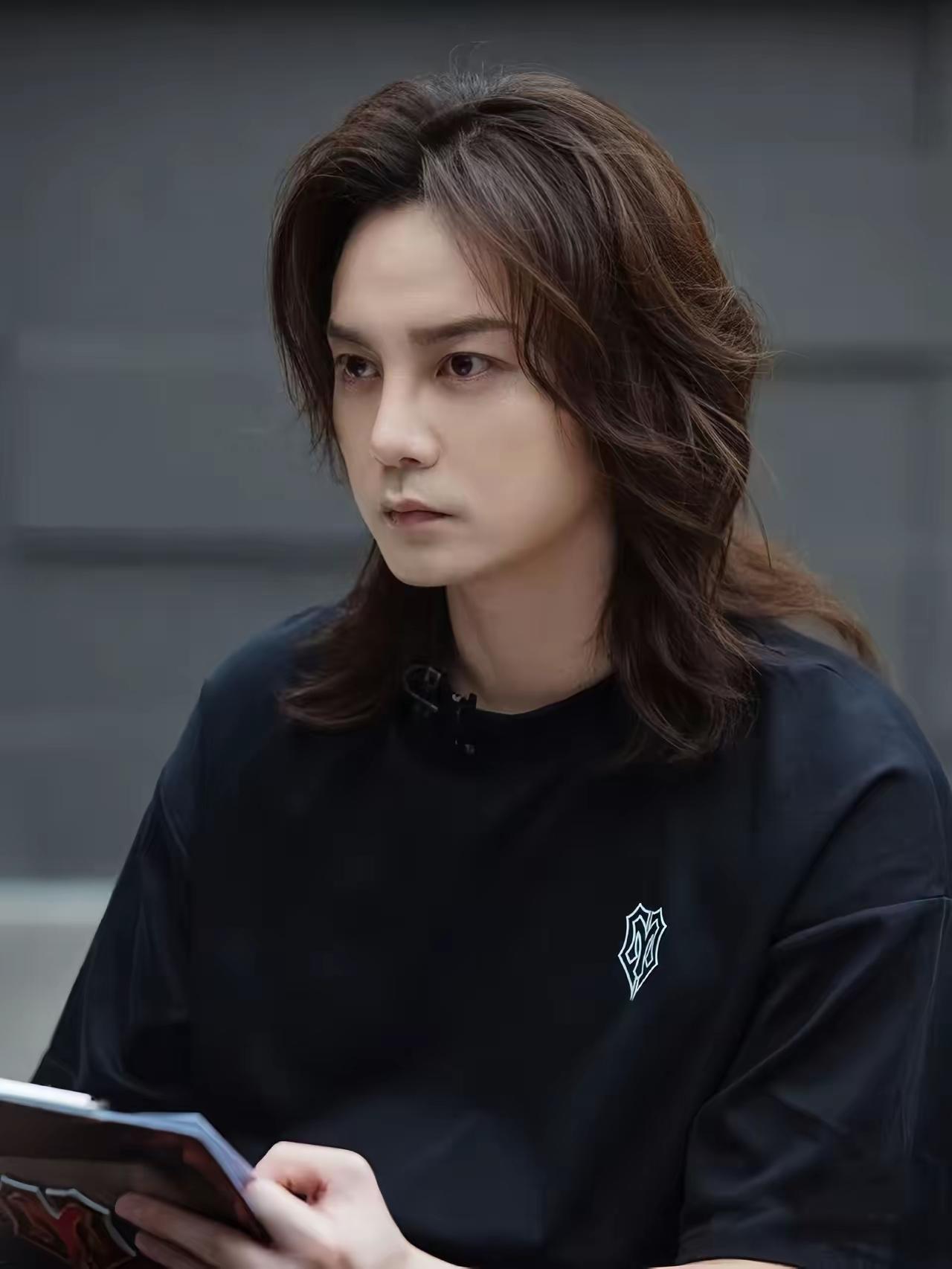 尹正
这样看着又高级又有气质[捂脸]
他不胖还好
一胖就有一股姨感