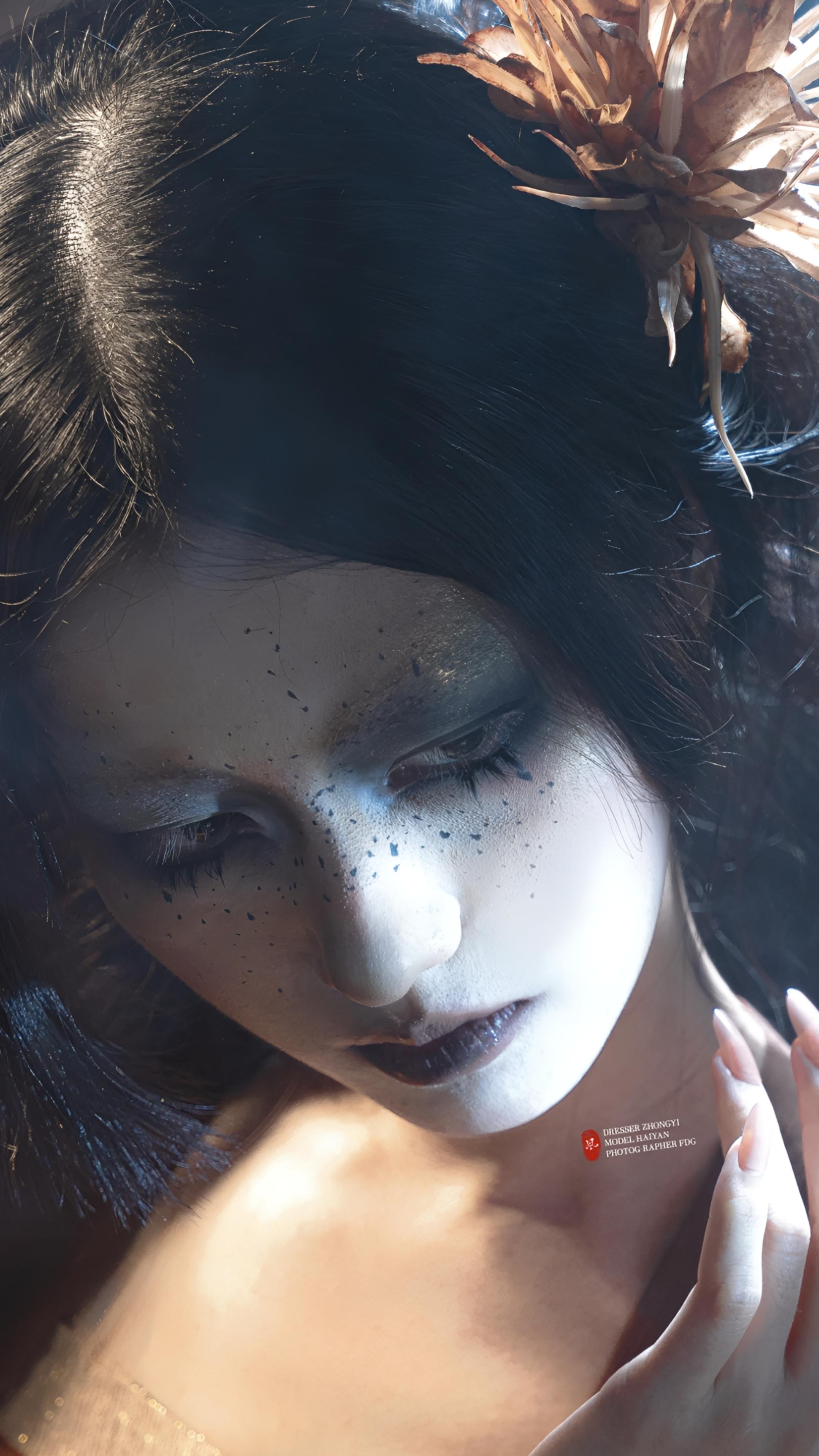 她蘸着夜雾描眉——画出的总是一道伤疤。