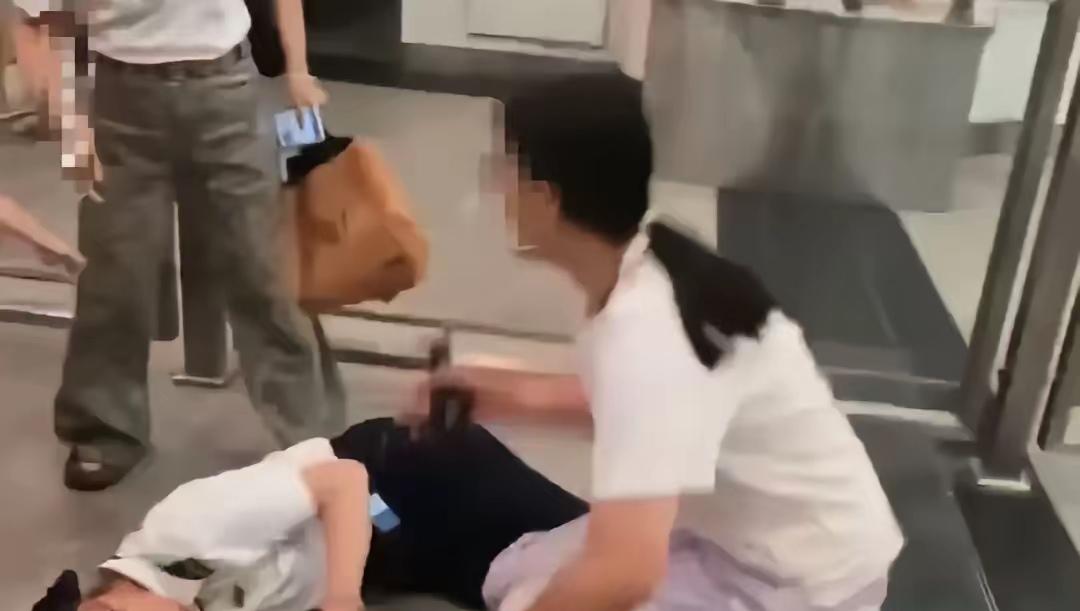 错过检票就撒泼打人：一时冲动丢的是体面，守规才是成年人底线
 
“太嚣张了！”广