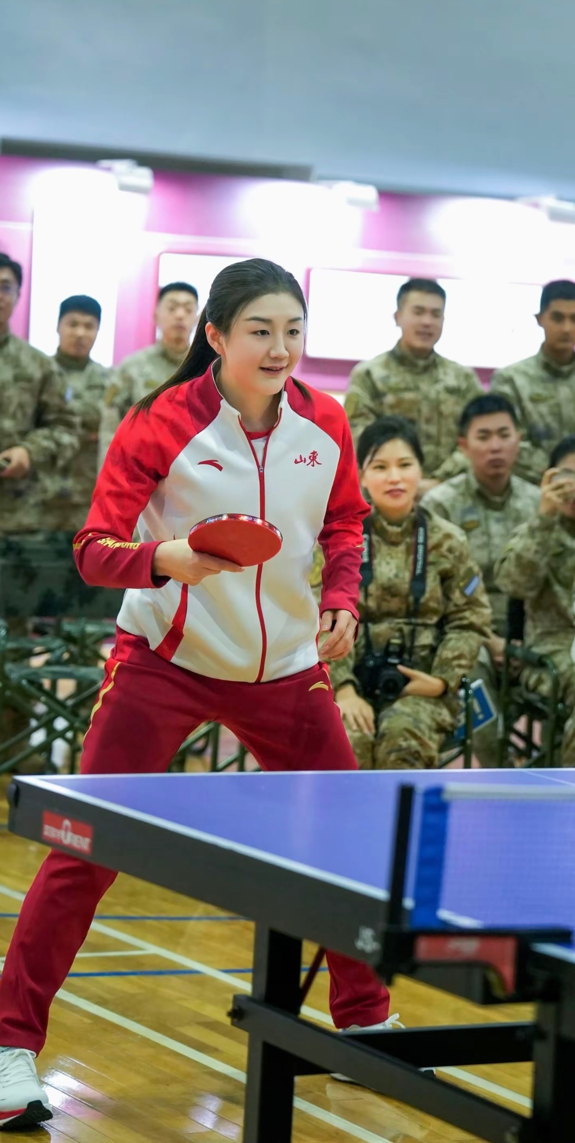 卫冕奥运冠军陈梦去部队参加活动陈梦