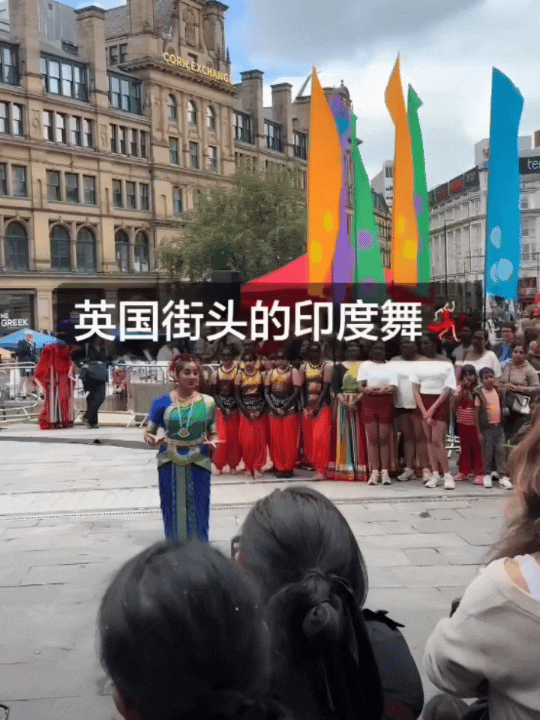 当年东印度公司带着枪炮到印度，开启了对印度的殖民史。现在印度人又带着行李箱乌泱乌