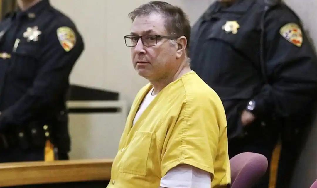 说实话，每当看到这种为钱连亲骨肉都能下死手的新闻，我心里总有一种压抑不住的寒气。