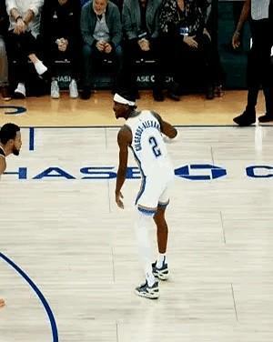 亚历山大越来越强了，一个简单的背后变向运球就差点把库里晃倒！

这一下确实厉害。