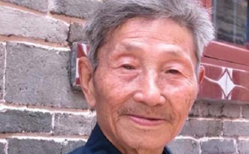 1979年 ，一位老人为了证明自己是老红军，不顾危险在北京拦下一辆军官的车，眼看