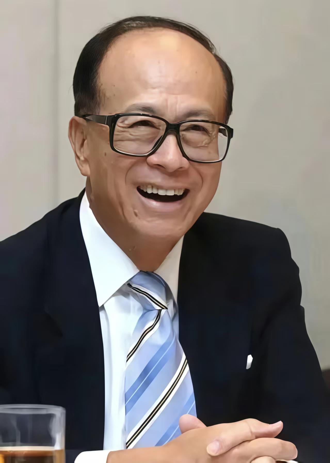 香港火灾后，
李嘉诚善举惊到全网！
 
香港大埔宏福苑五级火灾的惨烈，让无数人揪