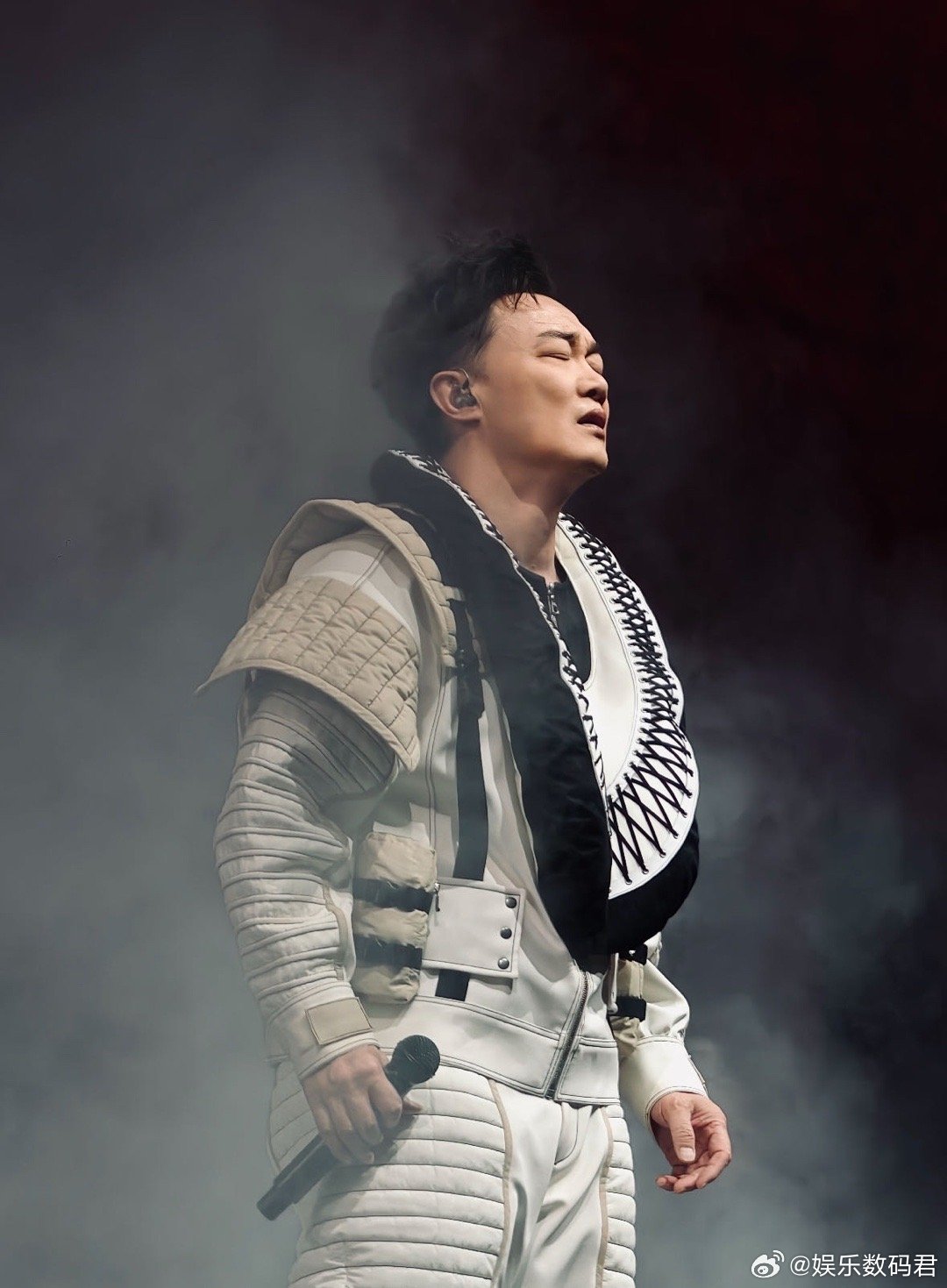 陈奕迅被乐队做局即兴安可浮夸即兴安可教科书！被乐队突袭《浮夸》的Eason，用实