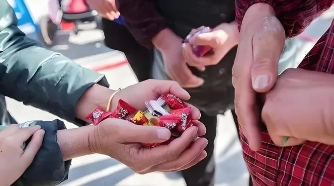 李阿姨一大早拎着菜篮子出门，准备买点新鲜蔬菜。她已经七十多了，头发花白。李阿姨喜