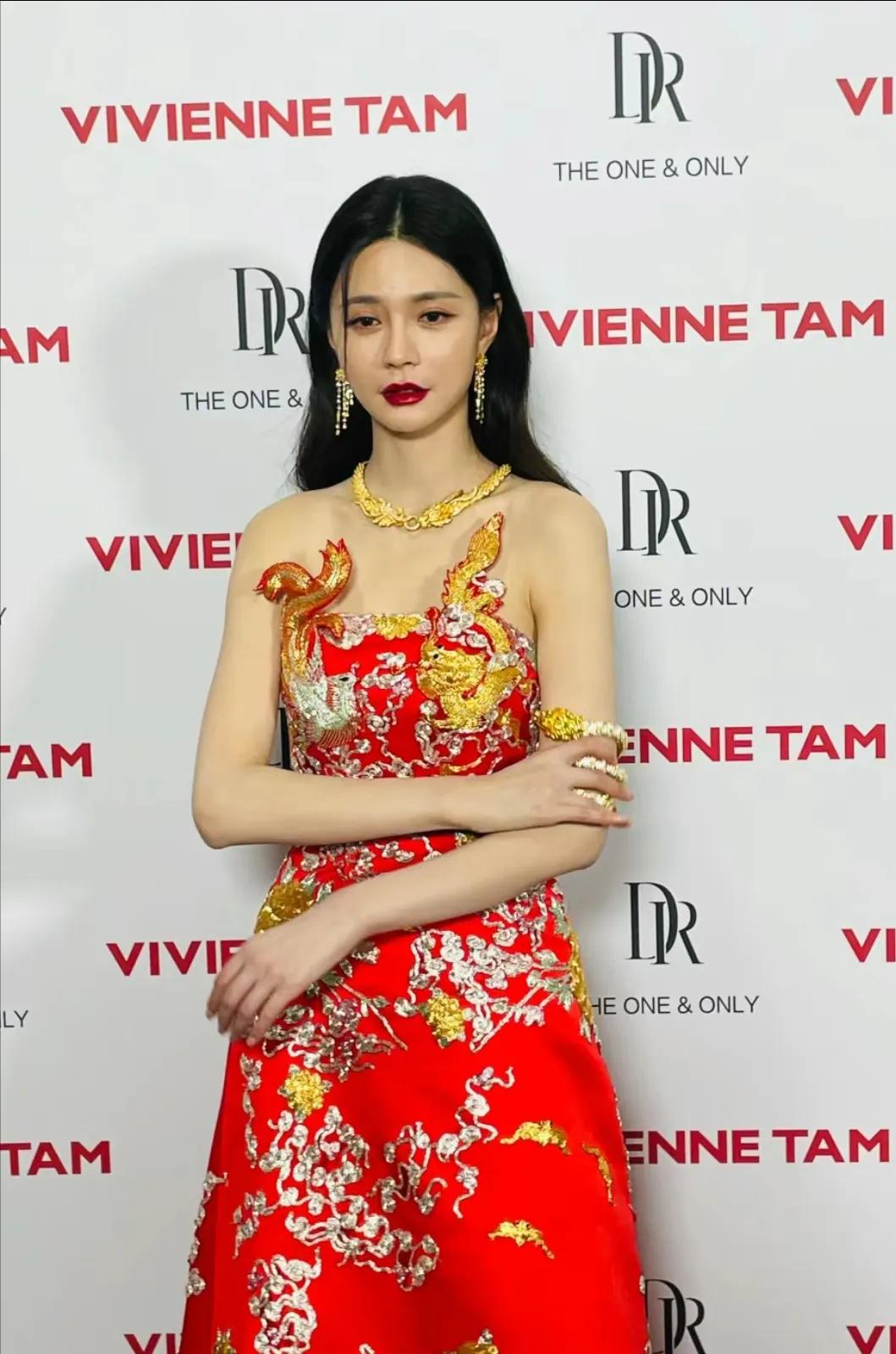 沈梦辰巴黎时周秀穿龙凤袍走秀，感觉这个造型好像很多年前的婚礼敬酒服呀，现在看着土