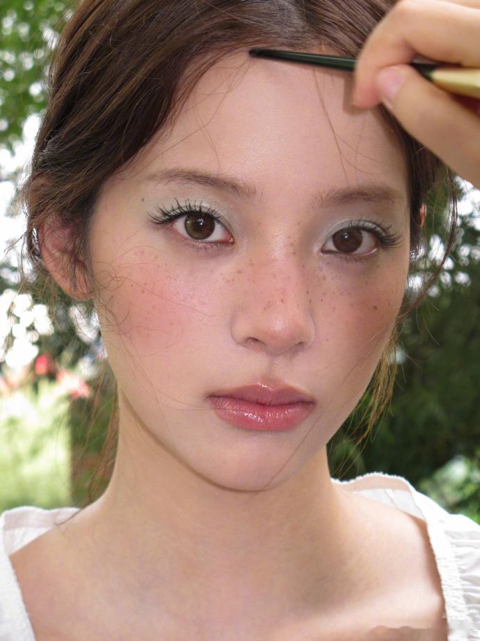 又一次被欧阳娜娜审美折服皮肤紧致颜值 薄荷绿眼影搭雀斑妆，清新又有记忆点。26岁
