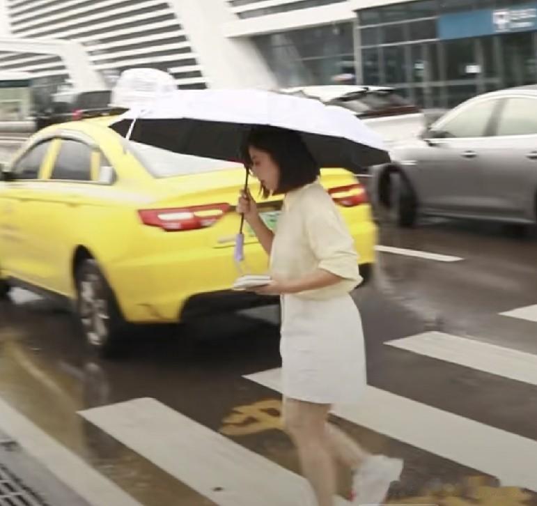 索图大舞台灯火璀璨，小眼妹独自在雨中凌乱。

昨晚周年庆索图最该感谢的其实是小眼