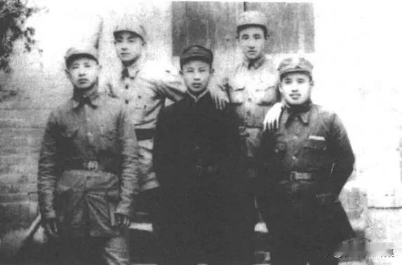 1939年，抗日先遣队部分领导在山东省朝城县杨庄。左起:许梦侠、王波、吴世昌、李