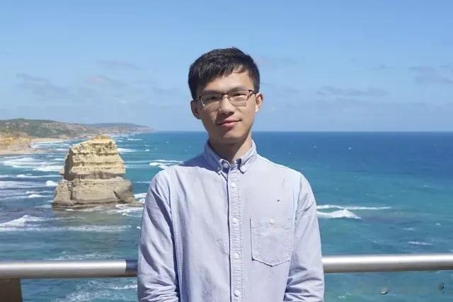何聪辉，兴宁石马人，清华大学物理系高性能所博士生。
2017年11月，由清大地球