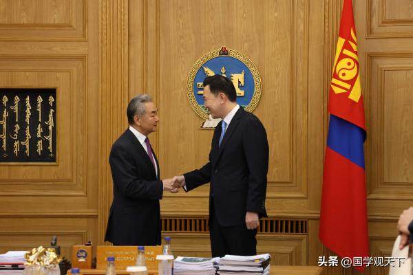在会见到访的中国外长王毅时，蒙古国总理乌其尔勒说的是“不支持‘台湾独立’，而在中