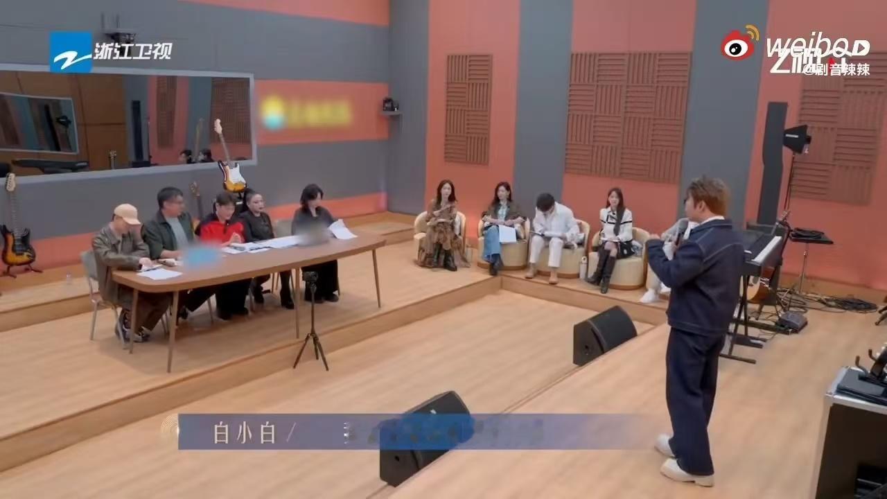第一次音综看到对抗路歌手 音综里的对抗路选手白小白太有梗了，被说歌不火直言不好推