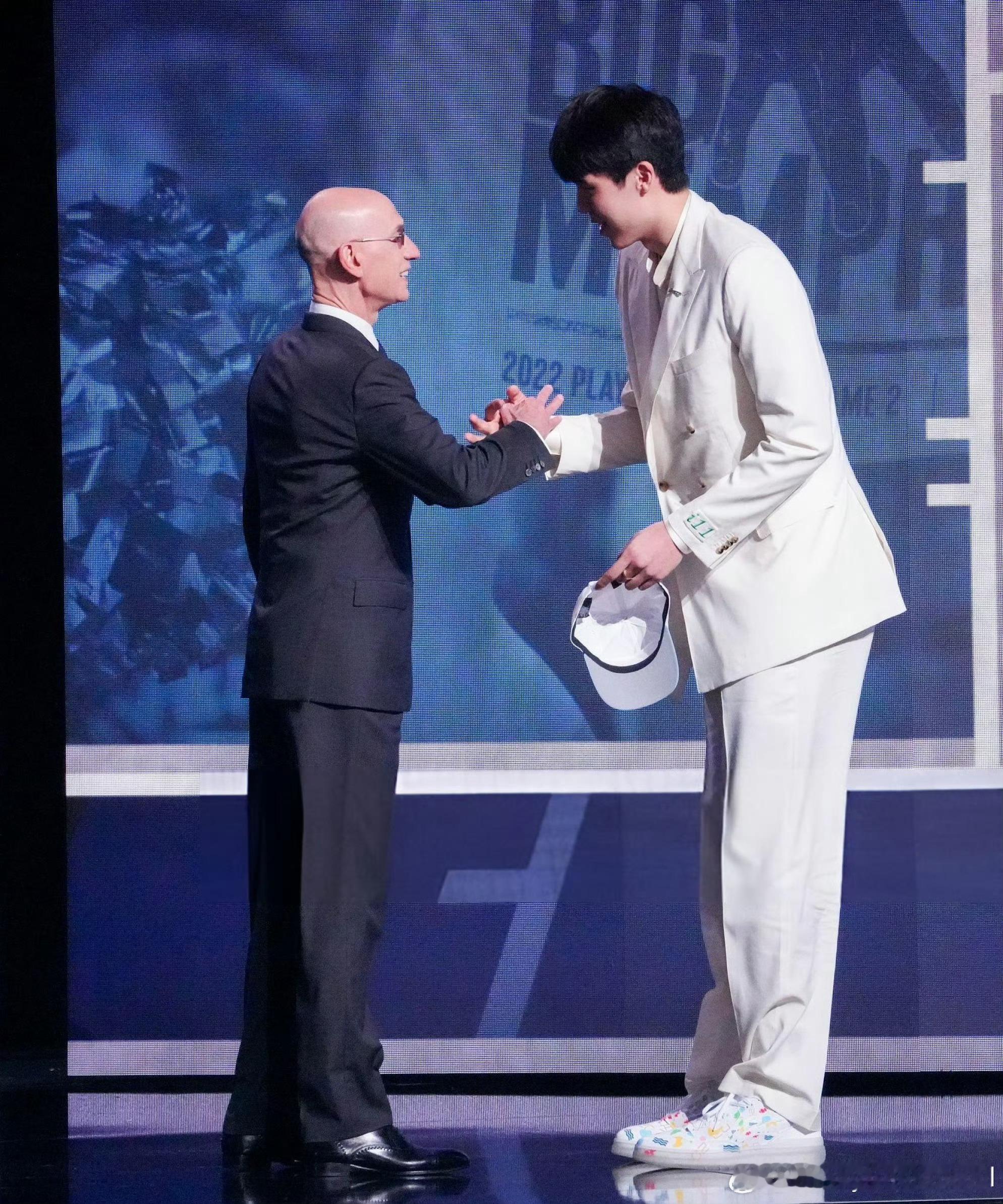 美媒：如果杨瀚森三年后能拿下4年2亿美金的合同，中国男篮就能进奥运会 ​​​