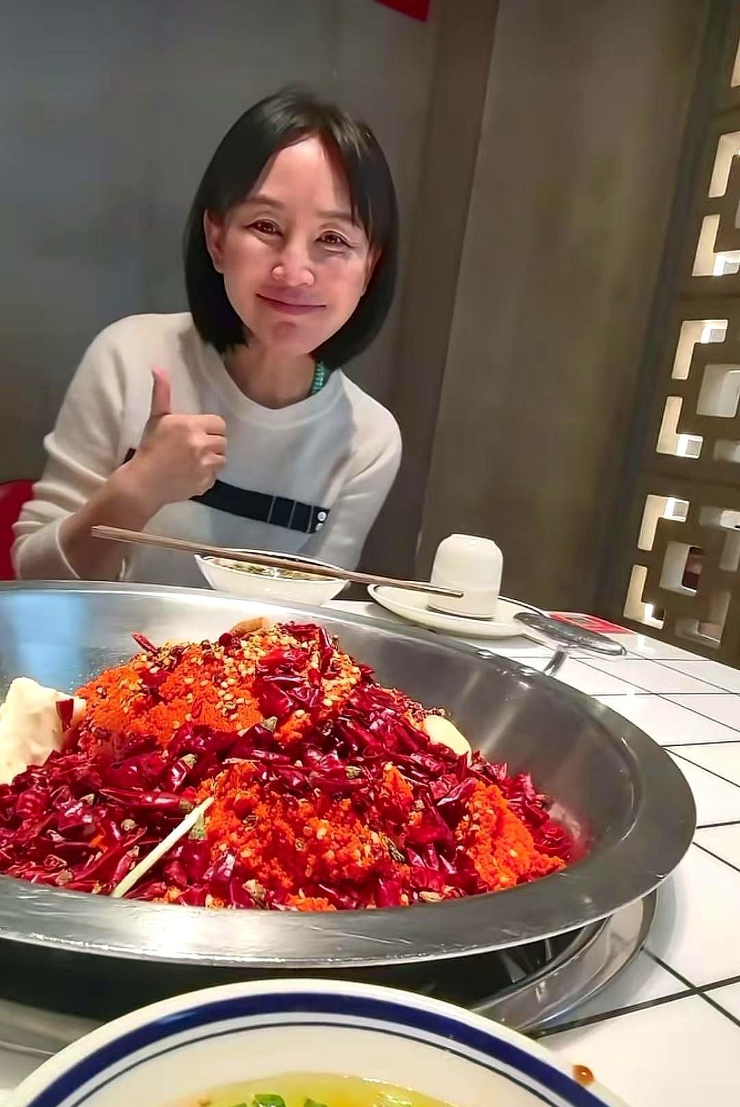 郭靖宇晒老婆吃火锅，杨志刚一句“不叫我”冲上热搜。网友才发现：原来嫂子是岳丽娜，