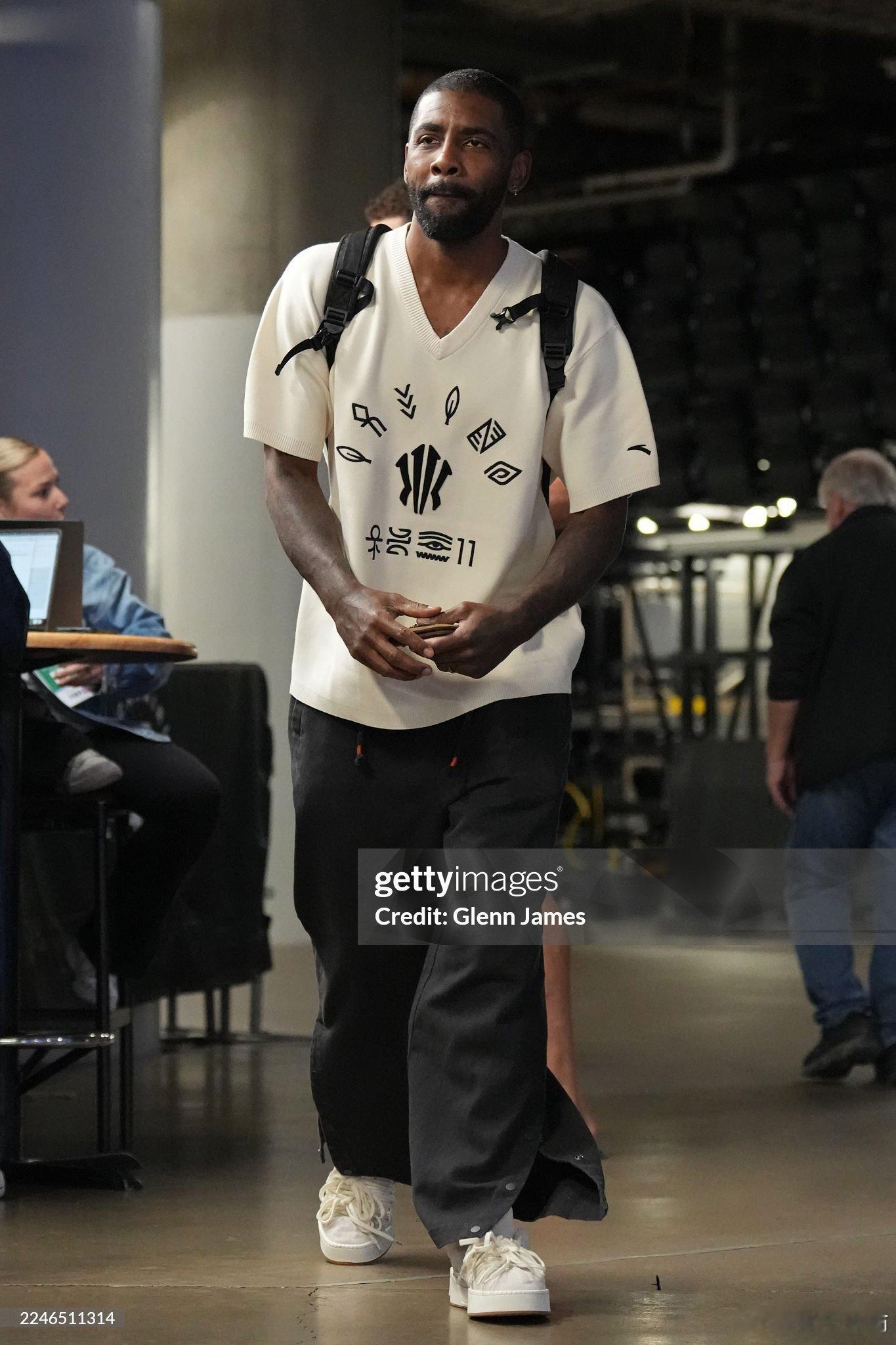 据消息人士透露，欧文的恢复超出预期，他正在积极训练，目标是参加本赛季的比赛。他身