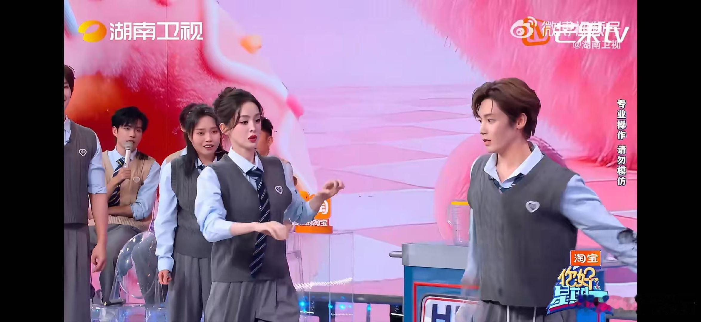 侯明昊像是抢了娜扎的玩具玩上瘾了你好星期六侯明昊抡水桶玩嗨了！张颜齐的吐槽让全场