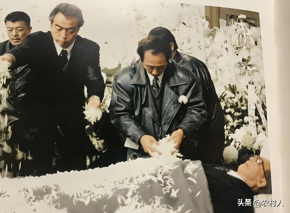1994年陈凯歌导演在父亲陈怀皑的葬礼上，一张罕见的留影。难掩心中的悲痛，父亲对