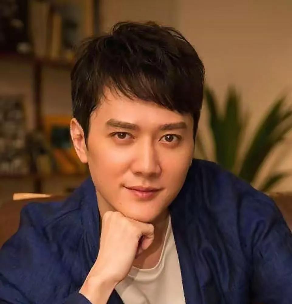 演员冯绍峰说：“我出生在上海万航渡路老弄堂，小时候总喜欢黏着舅舅在街心花园玩。”