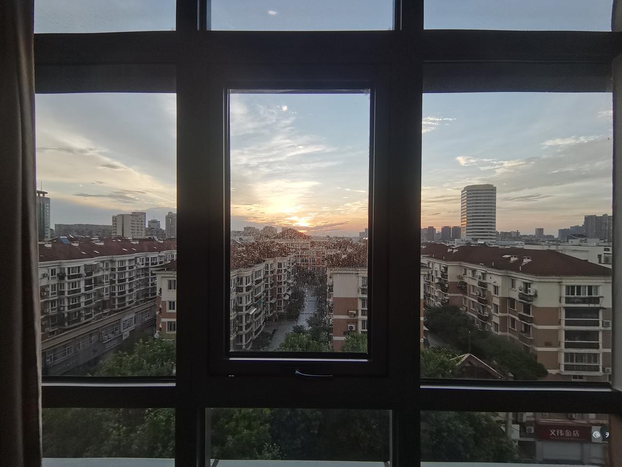 楼下小区整洁静谧，远处临平新城高楼林立，大道纵横，公园与商场错落排布。不过数年光
