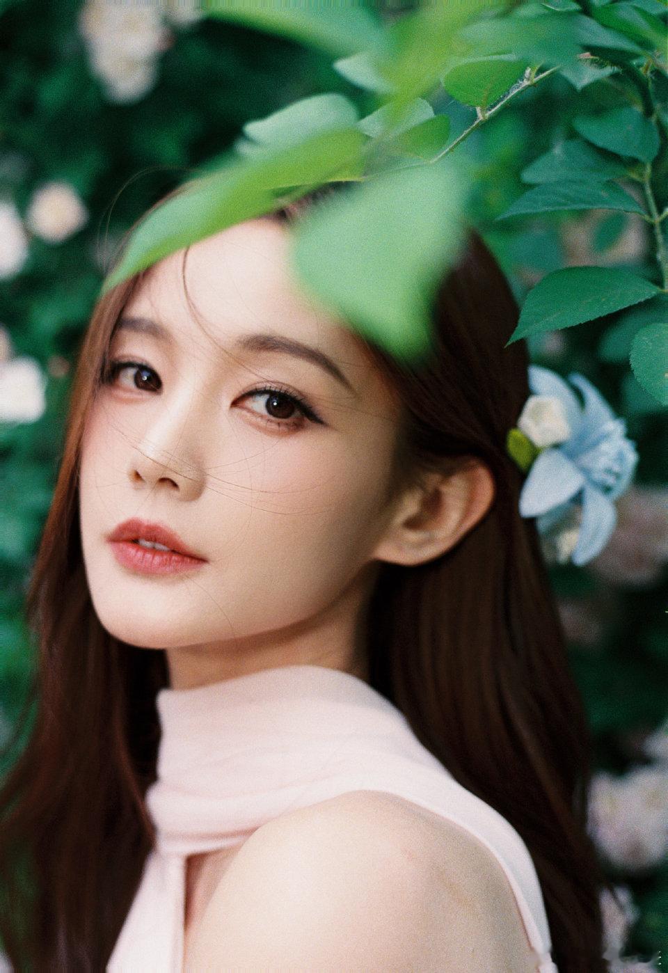 李一桐手持柚子叶进场李一桐追剧团拿柚子叶上班名场面又增加了！李一桐追剧团现场爆笑