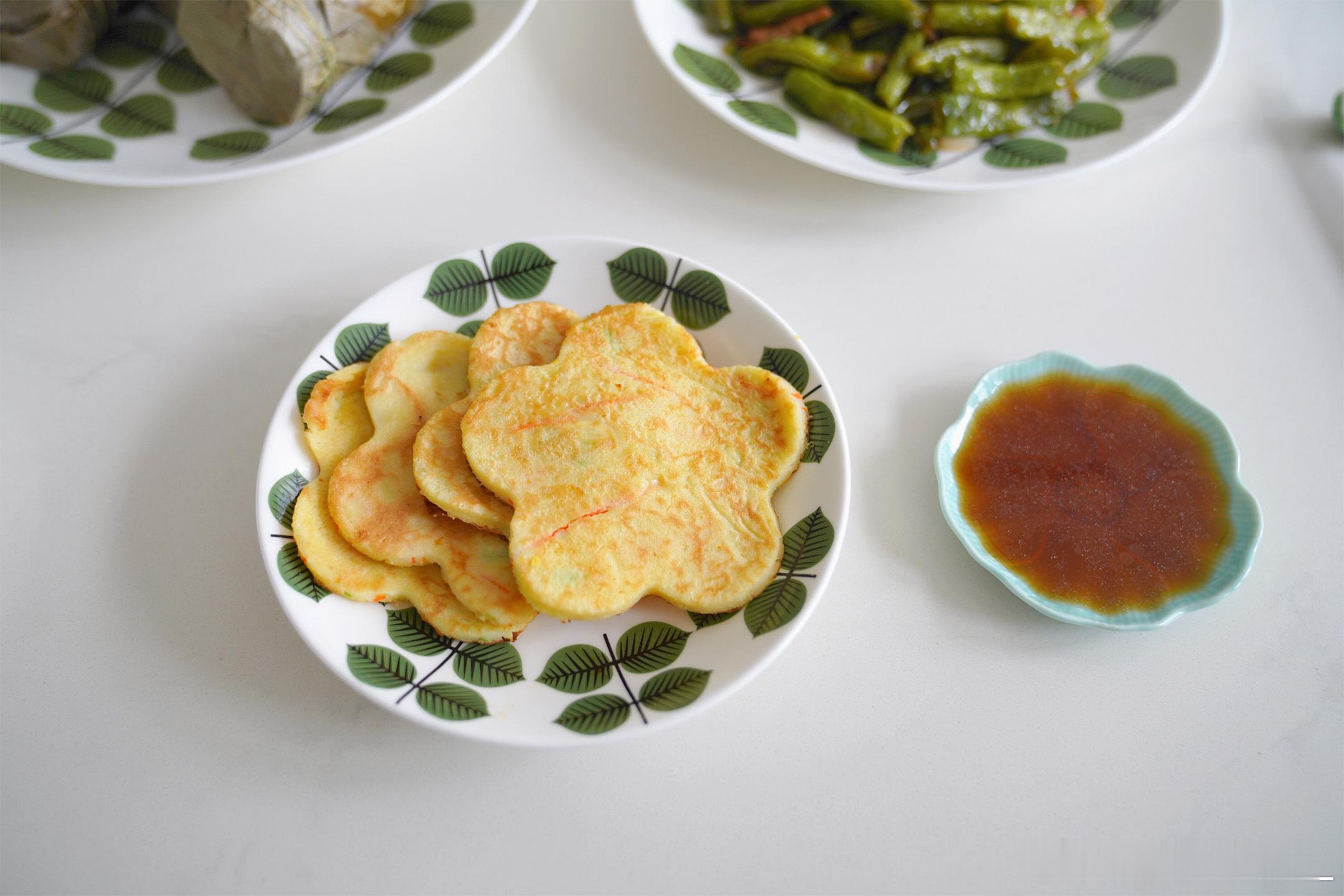 端午小长假愉快早餐竹筒粽子、丝瓜炒鸡蛋、豆角炒肉、西葫芦糊塌子、蔬菜粥~端午粽子