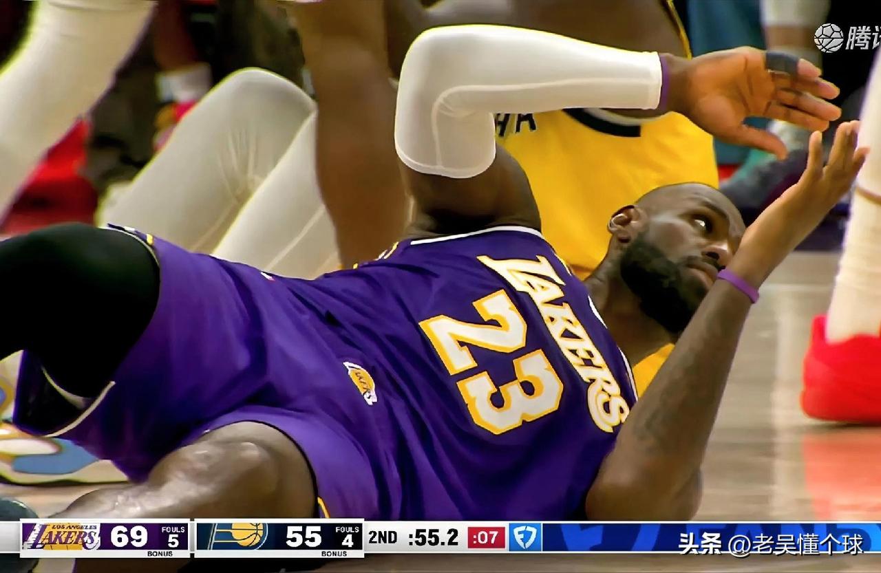 哈哈哈，老詹冤啊，被坐了一屁股，还领了一个犯规。

躺在地上的老詹看着裁判给他一