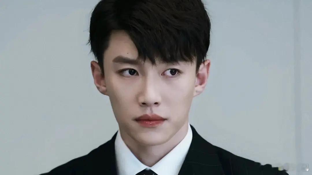 代旭叔叔不戴眼镜更帅啊 星星眼 