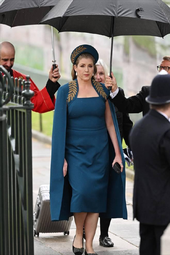 比卡米拉更值得介绍！Penny Mordaunt女士是首位女性执剑官，她担任了查