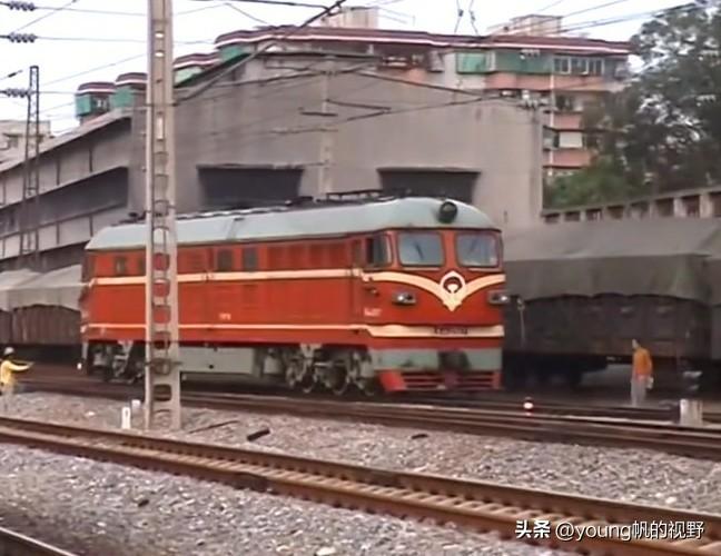 一组拍摄于2000年左右的韶关火车站影像。那时的韶关火车站也就是今天的韶关东站，