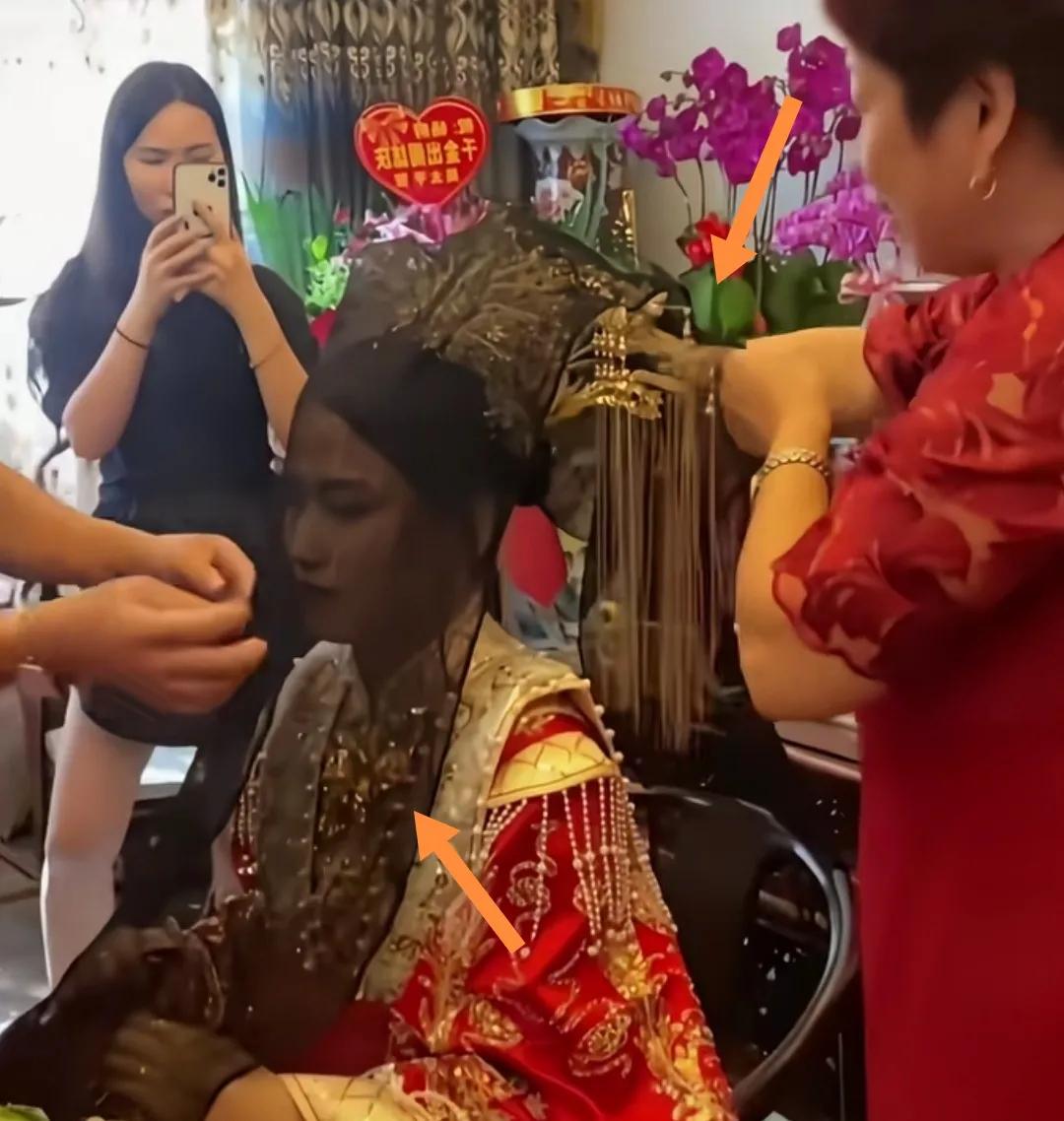 新娘丈夫去世二次出嫁婆婆为其头盖黑纱。